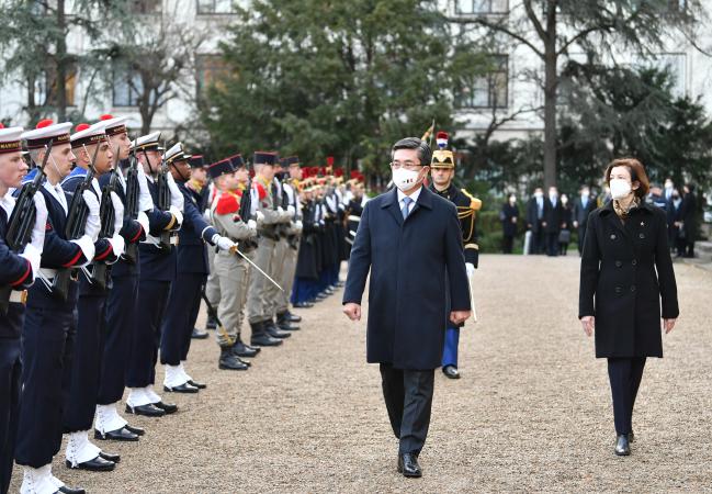 서욱(맨앞) 국방부 장관이 14일(현지시간) 프랑스 국방부 연병장에서 플로랑스 파를리(오른쪽) 프랑스 국방장관과 의장대를 사열하고 있다.  국방부 제공