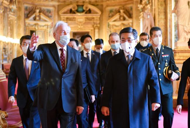 서욱(오른쪽) 국방부 장관과 크리스티앙 캉봉(왼쪽) 프랑스 상원 외교·국방위원장이 14일(현지시간) 면담장으로 이동하며 대화하고 있다.  국방부 제공