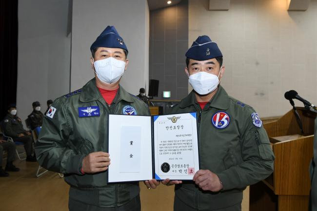15일 열린 공군 2021년도 안전 우수부대 시상식에서 신옥철(왼쪽) 참모차장이 김현수(준장) 15특수임무비행단장에게 안전 최우수비행단 표창장을 수여하고 있다.  공군 제공