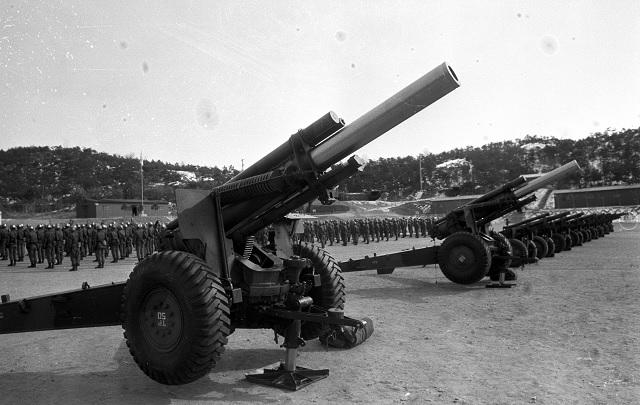 국산화한 M114A2 견인포를 야전포병부대에 수여, 배치하는 행사가 1978년 1월 31일 육군6781부대에서 열렸다. 국방일보 DB
