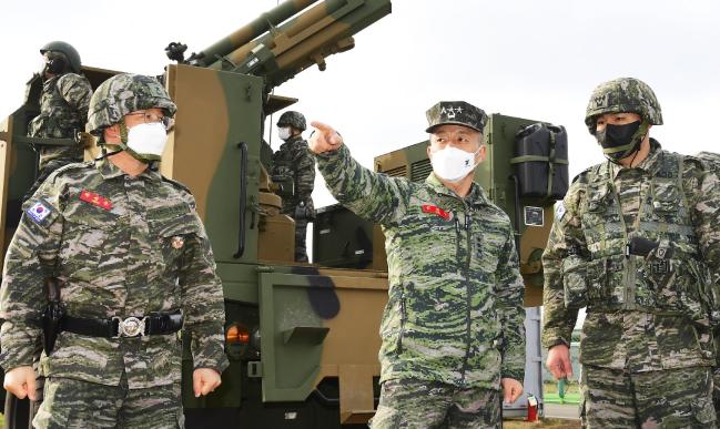 김태성(앞줄 가운데) 해병대사령관이 해병대9여단을 방문해 제주지역 통합방위작전태세를 점검하고 있다. 해병대 제공