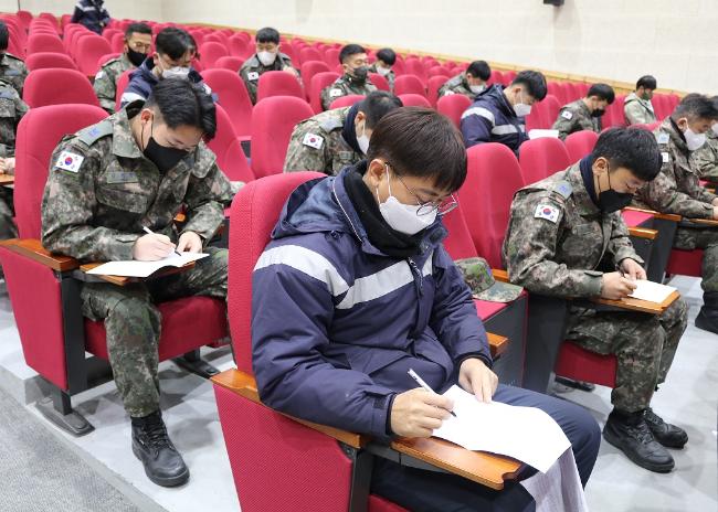 공군38전투비행전대 정비사들이 항공무기정비 학술평가에서 문제를 풀고 있다.  사진 제공=유영임 상사