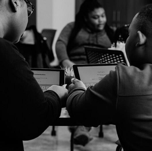 어린이들이 아이패드로 애플 에드팜을 통해 코딩 교육을 받고 있다.  출처=애플 