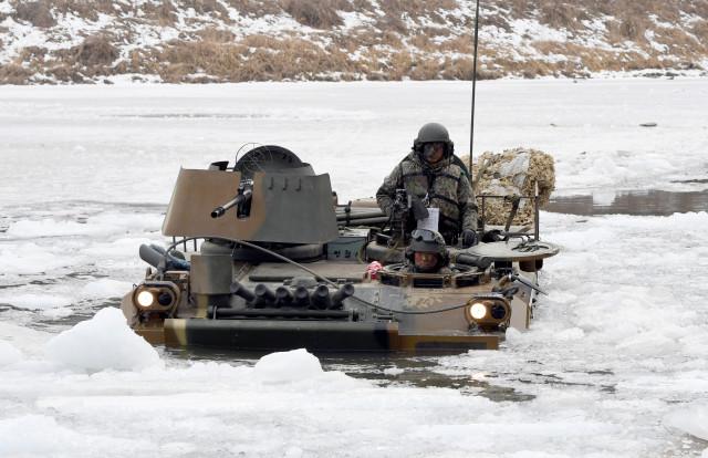 얼어붙은 강의 얼음을 폭약으로 깬 뒤 도섭하는 K200A1전차. 국방일보DB