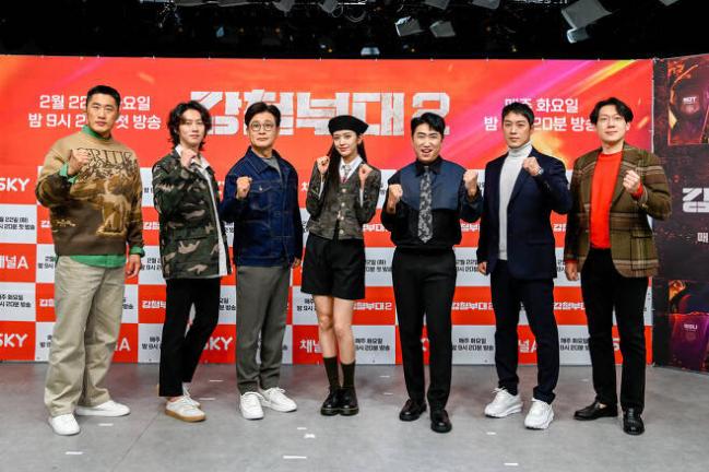 군 예능물 ‘강철부대2’가 지난 22일 시즌2로 시청자들을 찾아왔다. 왼쪽부터 김동현, 김희철, 김성주, 안유진, 장동민, 최영재, 이원웅 PD.  사진=채널A