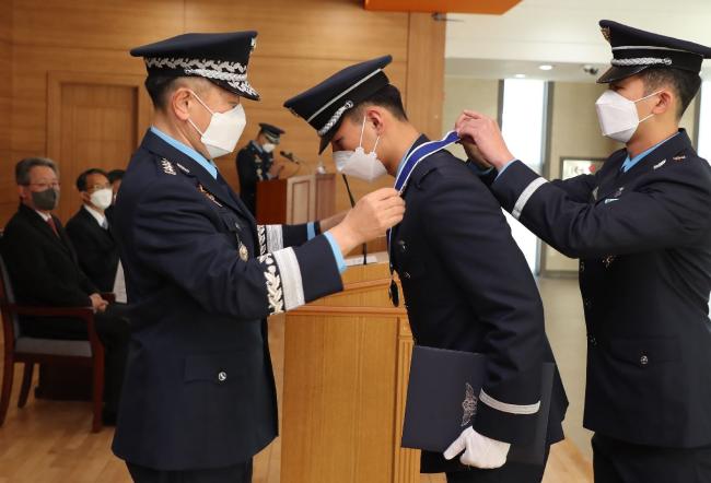 24일 영진전문대 국제세미나실에서 열린 제6기 학군부사관 임관식에서 박웅(왼쪽) 공군교육사령관이 성적최우수자 전성운 하사에게 공군참모총장상을 수여하고 있다. 사진 제공=박윤조 군무주무관