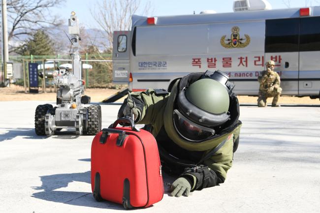공군15특수임무비행단 폭발물처리반 요원들이 23일 급조폭발물 대응 및 무력화 훈련을 하고 있다. 
 사진 제공=박민건 하사