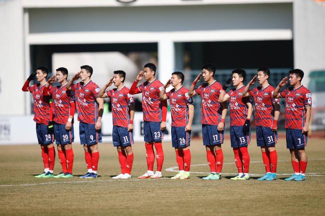 국군체육부대 남자 축구팀이 지난달 27일 김천종합운동장에서 열린 포항 스틸러스전에서 득점 이후 거수경례 세리머니를 하고 있다.  사진 제공=김천 상무