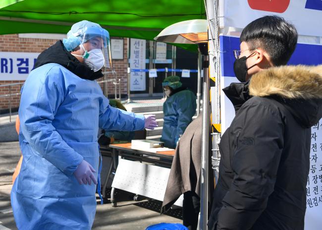 경북 영주시 보건소 선별진료소에서 코로나19 현장 지원 임무를 수행하는 공군16전투비행단 장성준 하사.