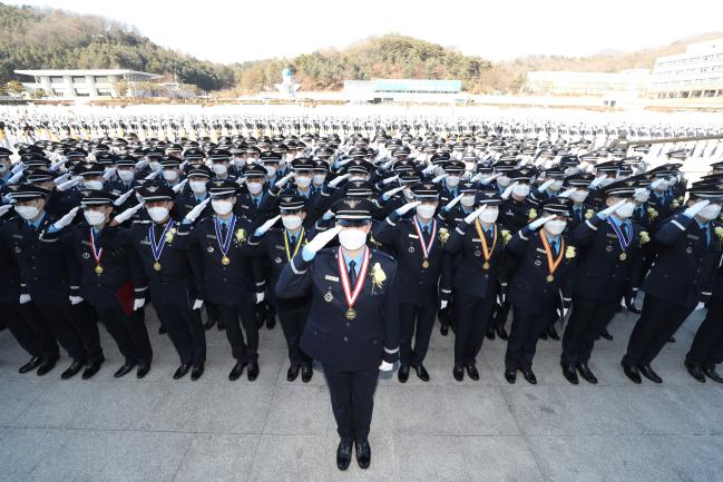 2일 공군사관학교에서 열린 ‘제70기 졸업 및 임관식’에서 신임 소위들이 거수경례를 하고 있다.    