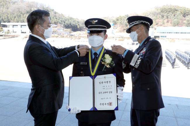 서욱(왼쪽) 국방부 장관과 박하식 공군사관학교장이 신임 소위에게 계급장을 수여하고 있다. 