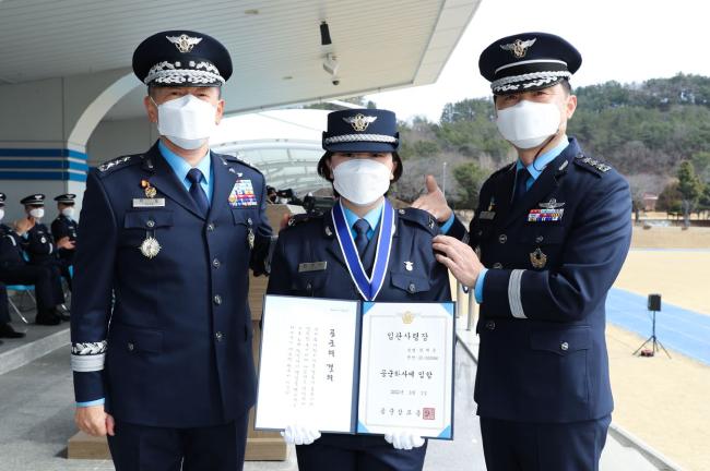 지난달 28일 공군교육사령부에서 열린 공군항공과학고등학교 51기 졸업·임관식에서 박웅(중장·왼쪽) 사령관과 최용석(대령·오른쪽) 교장이 함채은 하사에게 계급장을 수여한 뒤 기념사진을 찍고 있다. 사진 제공=박윤조 군무주무관