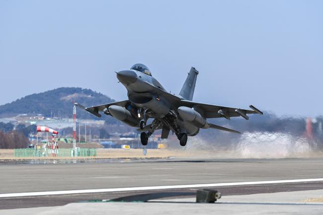 공군20전투비행단 KF-16 전투기가 항공작전 수행을 위해 활주로를 이륙하고 있다.  사진 제공=이재민 중사