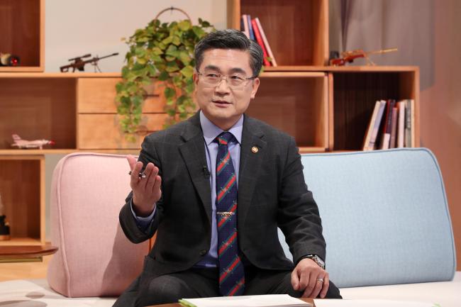 서욱 국방부 장관이 국방TV '국방포커스'에 출연, 국방 분야 성과와 미래 비전에 대해 설명하고 있다.