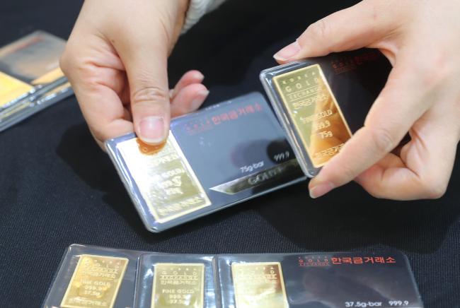 안전자산인 금 가격이 상승세인 가운데 서울 종로 한국금거래소에서 직원이 골드바를 보여주고 있다.  사진=이승환 매경닷컴 기자 