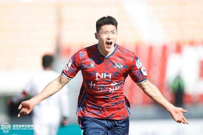 국군체육부대 남자축구팀 조규성 상병이 6일 경북 김천종합운동장에서 열린 FC서울과의 홈경기에서 결승골을 터트린 후 기쁨의 세리머니를 펼치고 있다.  김천 상무 제공