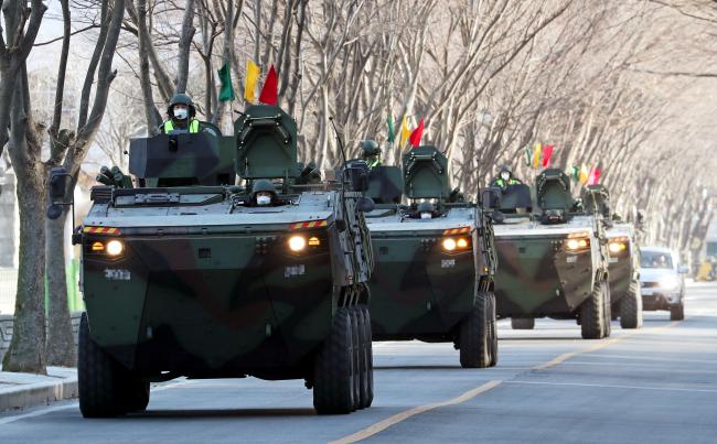 육군수도방위사령부 1경비단 장갑중대 K808 차륜형 장갑차들이 새벽 야외 기동훈련을 마치고 주둔지로 복귀하고 있다.