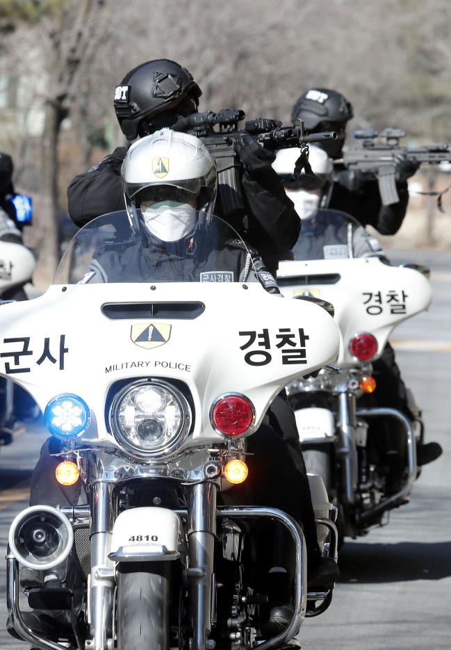 대테러 훈련 중 모터사이클에 탑승한 수방사 군사경찰대대 특임중대 장병들이 주변을 경계하며 작전 지역으로 이동하고 있다.