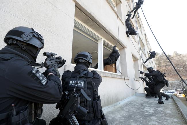 특임중대 장병들이 국가 중요시설에 침투해 인질극을 벌이는 테러범을 소탕하기 위해 건물 내부로 진입하고 있다.