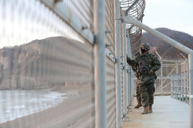 해안 순찰 중인 해병대 장병들.  국방일보DB