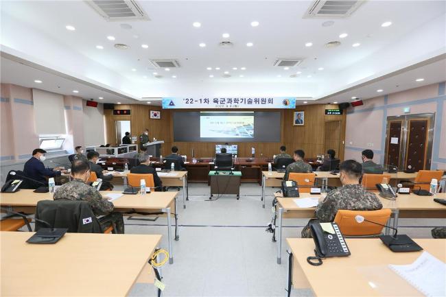정철재 육군교육사령관 주관으로 열린 22-1차 육군과학기술위원회의 참석자들이 발표를 경청하고 있다.  부대 제공