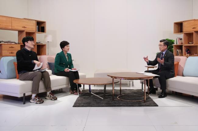 서욱(맨 오른쪽) 국방부 장관이 국방TV 국방포커스에 출연해  ‘국방 비전 2050’의 주요 내용을 설명하고 있다.  양동욱 기자