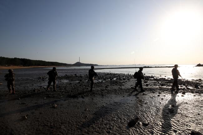 육군32보병사단 해안대대 장병들이 충남 서천군 장항읍 송림리 일대에서 해안선 수색정찰을 하고 있다.  양동욱 기자