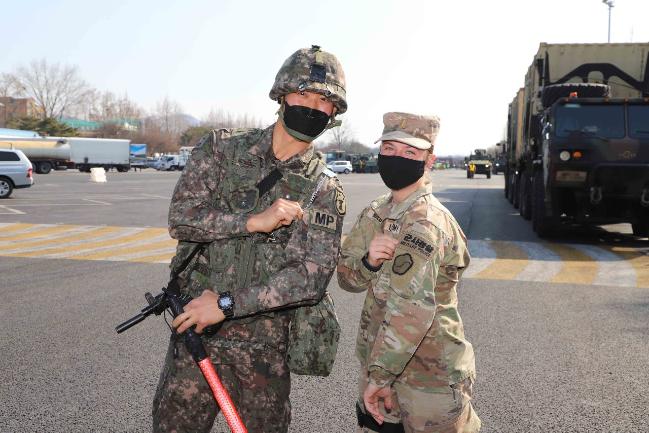지난 3일 육군32보병사단 책임지역에서 열린 한미연합훈련에서 사단 장병이 미군과 병과 패치를 교환하고 있다.