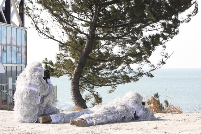 육군32보병사단 저격수가 지난달 혹한기 훈련에서 해안 일대에 침투한 가상의 적을 관측하는 절차를 숙달하고 있다.