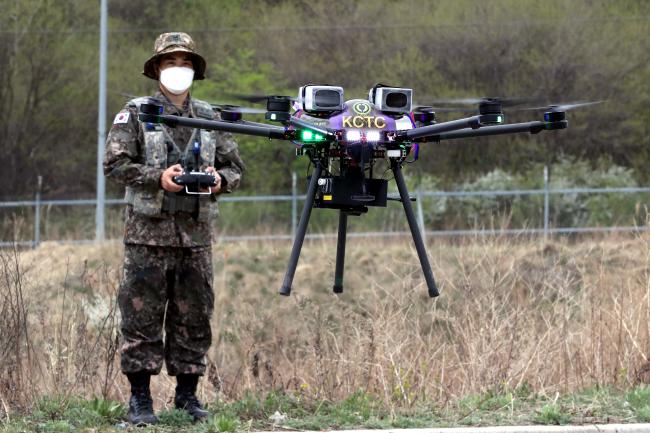 미래에는 지상과 우주의 정찰 감시망이 유기적으로 연결되고 여기서 수집된 방대한 정보를 통해 인공지능이 최적의 대응작전을 수립하는 게 보편화할 것인 만큼 이에 대한 철저한 준비가 필요하다. 사진은 육군과학화전투훈련단(KCTC) 도시지역 훈련장에서 운용요원이 드론마일즈에 대한 전투실험을 진행하는 모습.  조종원 기자