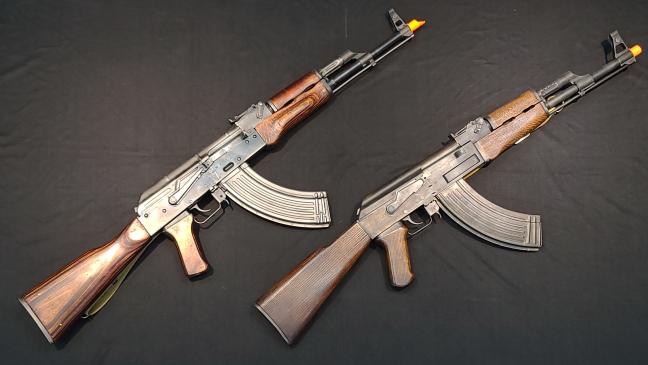 필자가 소장 중인 AK 계열 소총 모형총기들. 왼쪽은 대만 GHK사의 가스블로백 AKM, 오른쪽은 일본 허드슨사의 모델건이다. AKM과 AK47은 각각 프레스 공법과 절삭가공으로 제작됐다는 차이가 있다. 

 필자 제공