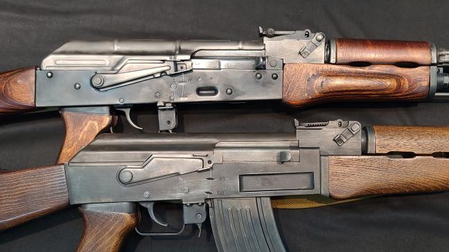 AKM(위)과 AK47의 총몸에서 제작 방식의 차이를 확인할 수 있다. 프레스 공법을 사용한 AKM 쪽이 좀 더 얇고 무게도 가볍다. 이와 함께 개머리판의 각도와 소염기 형상 등이 AKM과 AK47의 구별 포인트.  필자 제공