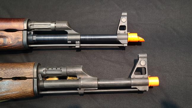 AKM(위)과 AK47의 소염기 모습. 실총과 구분하기 위해 노란 컬러파트로 제작한 소염기가 각각 다른 모습을 하고 있다.  필자 제공