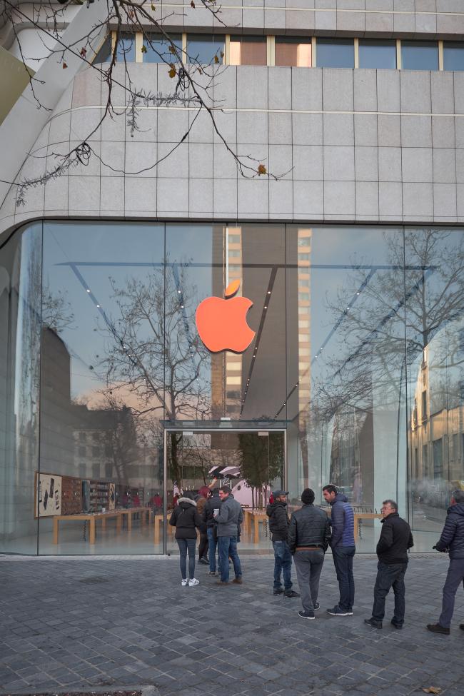 내러티브를 통해 고객이 어떤 회사나 브랜드와 사랑에 빠지게 할 수 있다면, 포화된 시장에서도 합리적인 수준을 뛰어넘는 부가가치를 형성할 수 있다. 사진은 애플 신제품을 구입하기 위해 매장이 열리기를 기다리는 소비자들.  
 