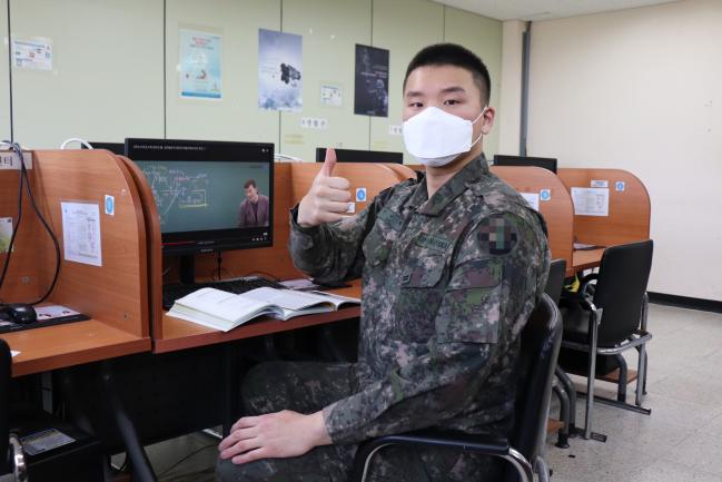 육군미사일사령부 이재혁 일병이 부대 사이버지식정보방에서 인터넷 강의 수강 중 엄지손가락을 들어 보이고 있다.  부대 제공