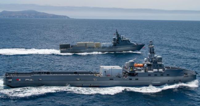 2021년 7월 3일 민간 선박을 무인화시킨 무인수상정(USV) 노마드함(앞쪽)과 레인저함(뒷쪽)이 채널 제도 근해에서 항해 중이다. 사진 = 미 해군 홈페이지