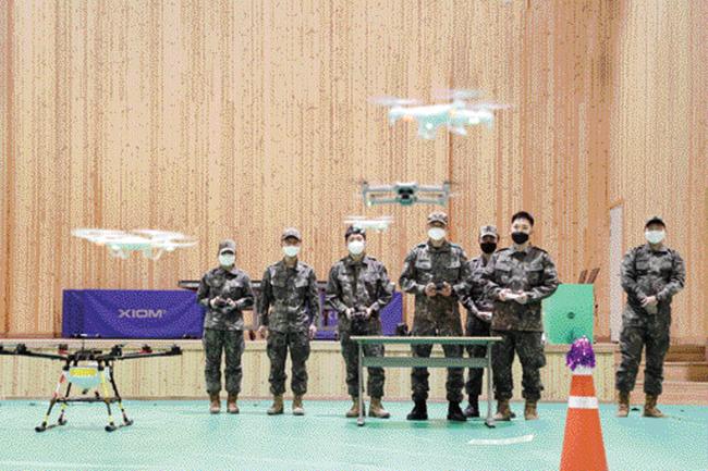 육군15보병사단 번개여단 ‘썬더볼트 드론 동아리’ 장병들이 강원도 화천군 봉오주민센터 다목적체육관에서 드론을 조종하고 있다. 여단은 지난해 12월 육군과학화전투훈련단 훈련에서 전문대항군연대가 운용한 군집드론의 위력을 체감한 것을 계기로 동아리를 만들었다.
