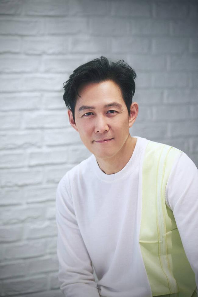 미국 시상식을 휩쓸고 금의환향한 배우 이정재.  사진=아티스트컴퍼니