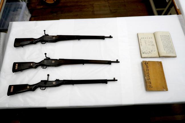 1만4000여 점의 군사 관련 유물을 보유하고 있는 이곳은 군사 전문으로는 국내에서 가장 오래됐습니다. 사진은 문화재로 등재된 대한식 소총.  조종원 기자