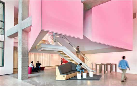 마이크로소프트는 로비·휴게실 등은 소통을, 사무실은 협업과 창의성을 각각 북돋우는 쪽으로 공간을 디자인하는 것을 원칙으로 한다. 
 사진=마이크로소프트