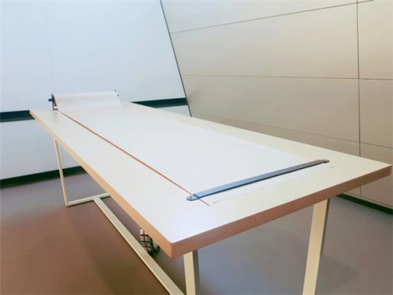 서울 강서구 마곡에 있는 코오롱 원앤온리타워 내 회의실. 짧은 회의를 유도하기 위해 의자가 없고, 메모를 공유할 수 있도록 큰 종이가 테이블에 놓였다. 
 사진=코오롱