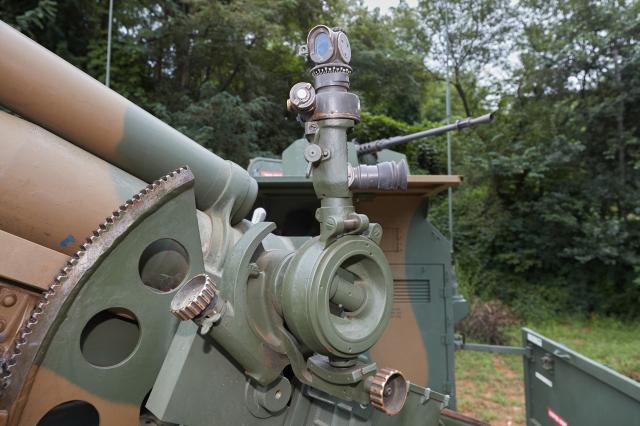 105mm 견인 곡사포의 포경 장치대(M21A1)와 방향포경(M12A7H) 모습. 방위각을 개략적으로 측정한 후 포경의 수평 및 고저수포를 맞출 때 사용한다. 국방일보DB.