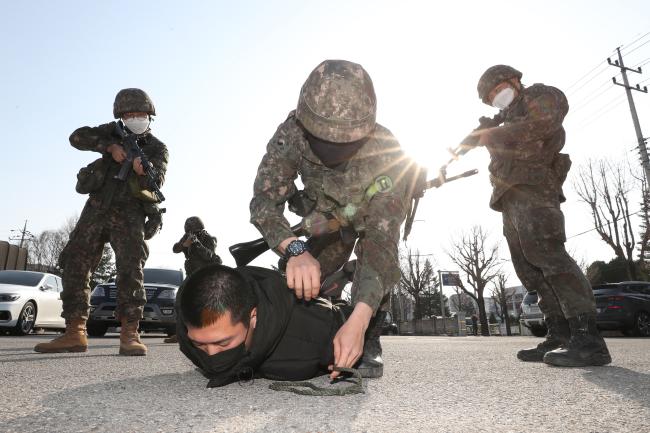 5분전투대기부대 장병들이 군 시설 인근에서 드론을 날린 테러 용의자를 제압하고 있다.