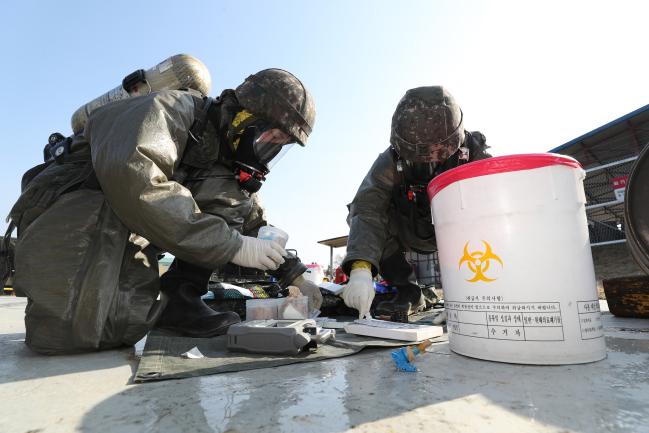 화생방신속대응팀 장병들이 오염 원점 지역의 시료를 채취하고 있다.