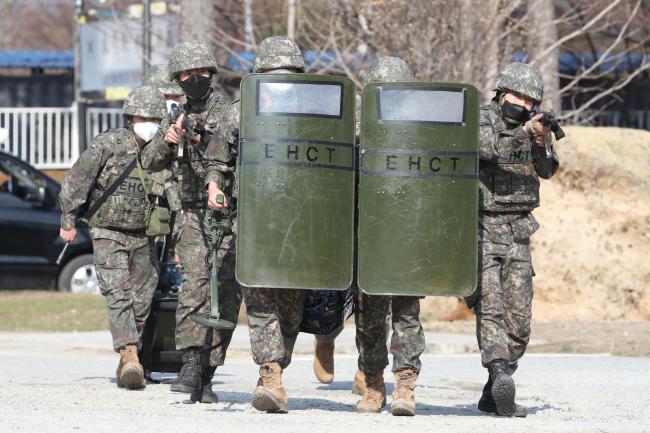 위험성폭발물개척팀 장병들이 드론 공격을 받은 지역에 폭발물이 있는지를 확인하기 위해 이동하고 있다.