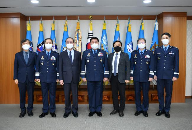 박인호(가운데) 공군참모총장과 김명준(왼쪽 셋째) 한국전자통신연구원장을 포함한 양 기관 관계자들이 24일 국방과학기술 발전 협력을 위한 업무협약 체결에 앞서 기념사진을 찍고 있다.  공군 제공