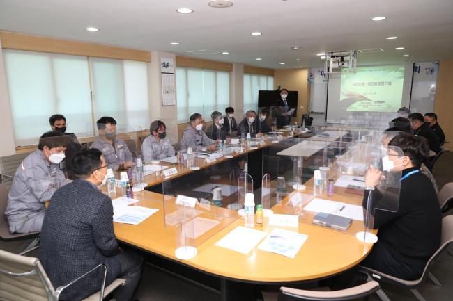 방위사업청과 국방기술품질원, 해군, HJ중공업 관계자들이 24일 ‘마라도함 야전품질평가회’를 갖고 있다. 참석자들은 지난해 6월 해군에 인도된 마라도함의 초기 품질 안정화를 위한 의견을 나눴다.  기품원 제공