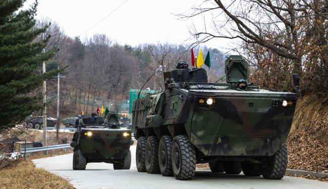 육군1보병사단이 24일 실시한 전술훈련에서 무적칼여단 방미대대 독수리중대 장병들을 실은 K808 차륜형 장갑차가 최종 집결지를 향해 기동하고있다. 