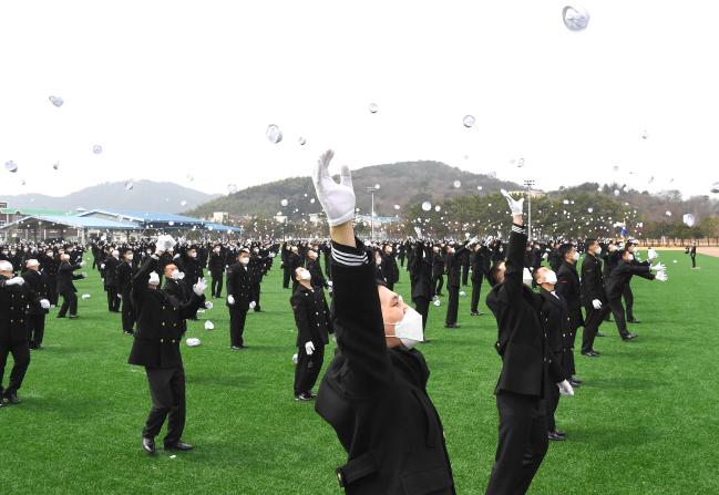 681기 해군병들이 모자를 던지며 수료를 자축하고 있다.  부대 제공