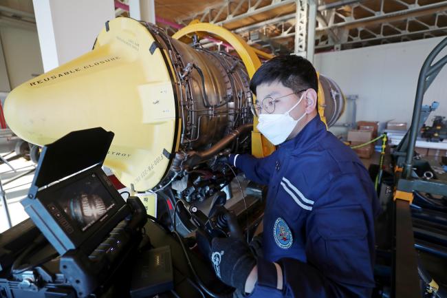 국방 분야 제조에 제조데이터·AI를 활용하면 효율적인 정비와 제품 불량 여부 식별이 가능하다. 사진은 공군군수사령부 81항공정비창 정비요원이 비디오스코프를 이용해 엔진의 균열을 검사하는 모습.  이경원 기자 